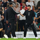 Shake Hands der Trainer Vincent Kompany (l) und Sebastian Hoeneß nach dem Supercup-Duell zu Saisonbeginn. (Archivbild) - Foto: Tom Weller/dpa