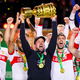Sebastian Hoeneß jubelt mit dem DFB-Pokal in Berlin nach dem Finale 2025. (Archivbild) - Foto: Tom Weller/dpa