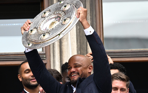 Vincent Kompany reckt die Meisterschale auf dem Münchner Rathausbalkon in die Höhe. (Archivbild) - Foto: Sven Hoppe/dpa