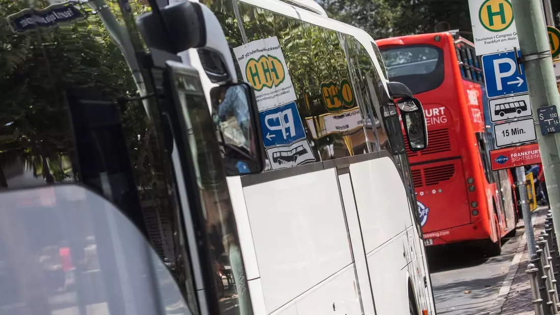 Fast jeder fünfte Bus, der beim TÜV geprüft wurde, hatte vergangenes Jahr erhebliche Mängel. (Archivbild) - Bild: Frank Rumpenhorst/dpa