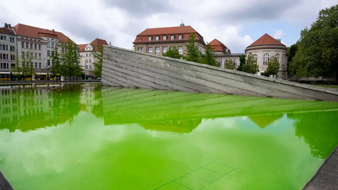 Auch der Mauerbrunnen vor dem Wirtschaftsministerium in Berlin leuchtete am Morgen grün. - Bild: Christophe Gateau/dpa
