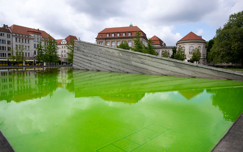 Auch der Mauerbrunnen vor dem Wirtschaftsministerium in Berlin leuchtete am Morgen grün. - Foto: Christophe Gateau/dpa