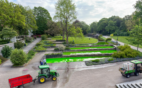 In Hamburg war unter anderem das Wasser von Springbrunnen des Parks Planten un Blomen mit grüner Farbe gefärbt. - Foto: Bodo Marks/dpa