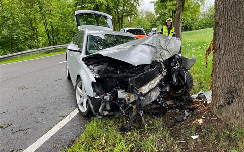 POL-GM: Auto kracht gegen Baum - Foto: presseportal.de