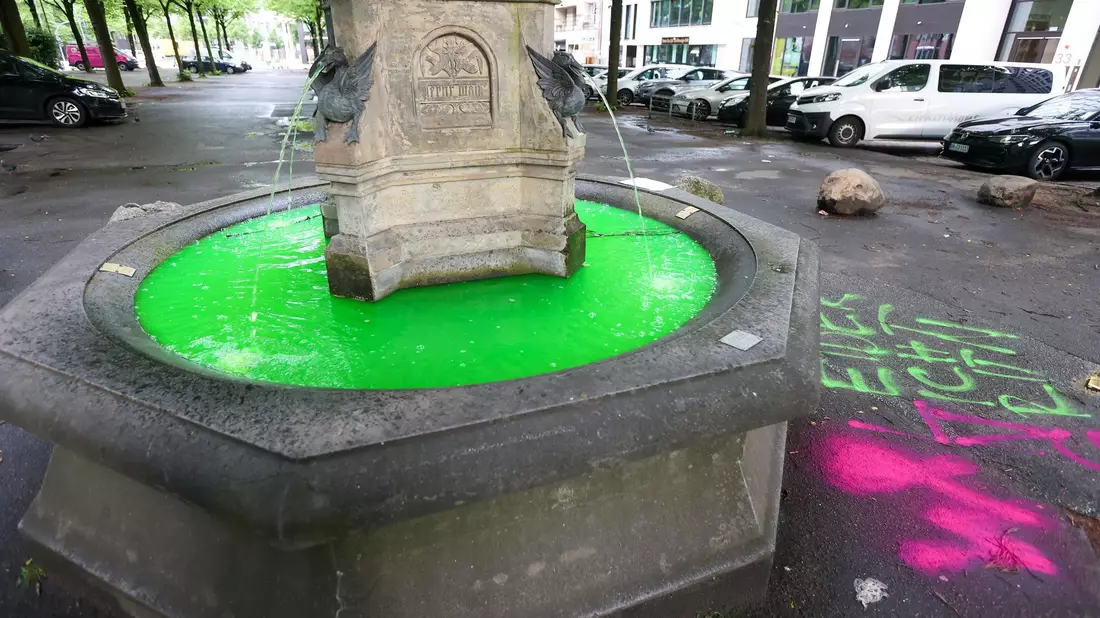 Insgesamt färbten die Aktivisten das Wasser von Brunnen in 17 Städten. - Bild: Bodo Marks/dpa