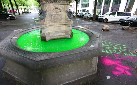 Insgesamt färbten die Aktivisten das Wasser von Brunnen in 17 Städten. - Foto: Bodo Marks/dpa