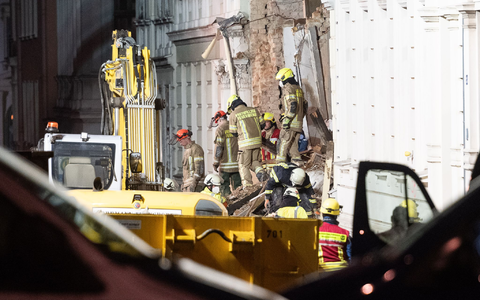 Bagger und Hunde im Einsatz: Suche nach zwei Vermissten geht weiter. - Foto: Paul Glaser/dpa