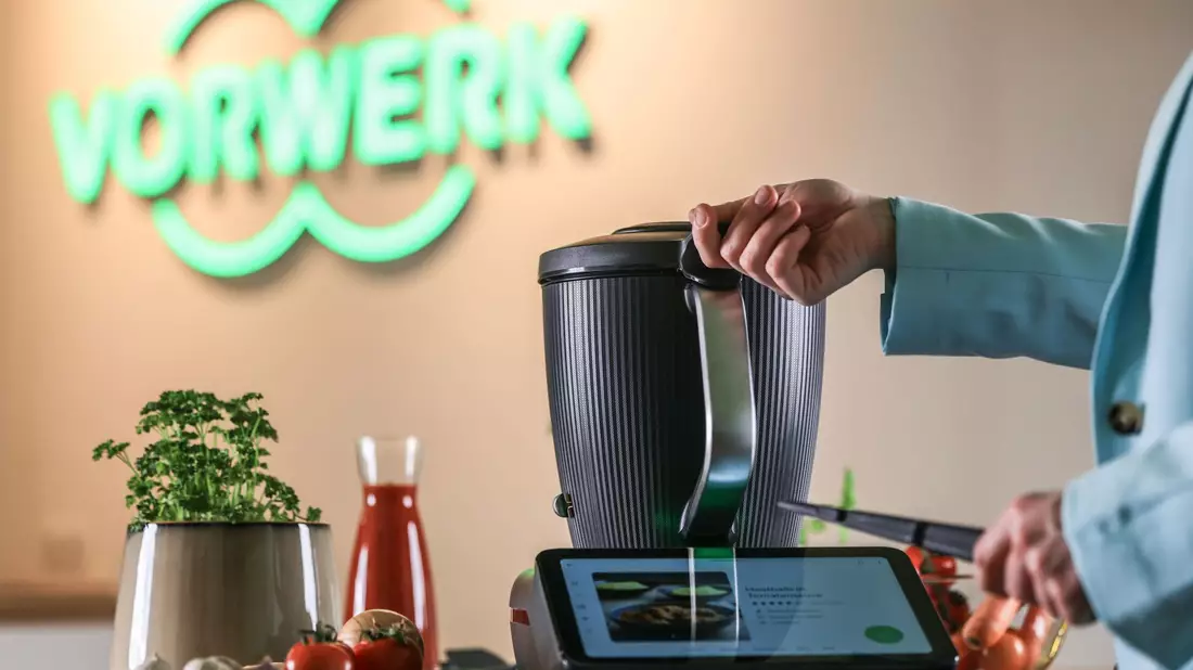 Mit dem Thermomix kann man unter anderem Lebensmittel zerkleinern, vermischen und erhitzen. - Bild: Oliver Berg/dpa