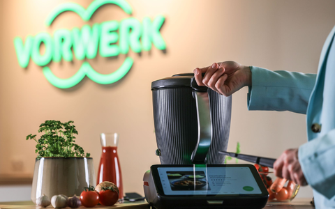 Mit dem Thermomix kann man unter anderem Lebensmittel zerkleinern, vermischen und erhitzen. - Foto: Oliver Berg/dpa