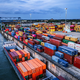 Containerumschlag im Duisburger Hafen: Die EU-Kommission halbiert die Wachstumsprognose für Deutschland wegen des Iran-Kriegs. (Archivbild) - Foto: Oliver Berg/dpa
