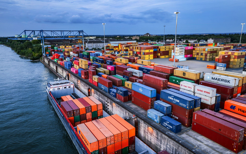 Containerumschlag im Duisburger Hafen: Die EU-Kommission halbiert die Wachstumsprognose für Deutschland wegen des Iran-Kriegs. (Archivbild) - Foto: Oliver Berg/dpa