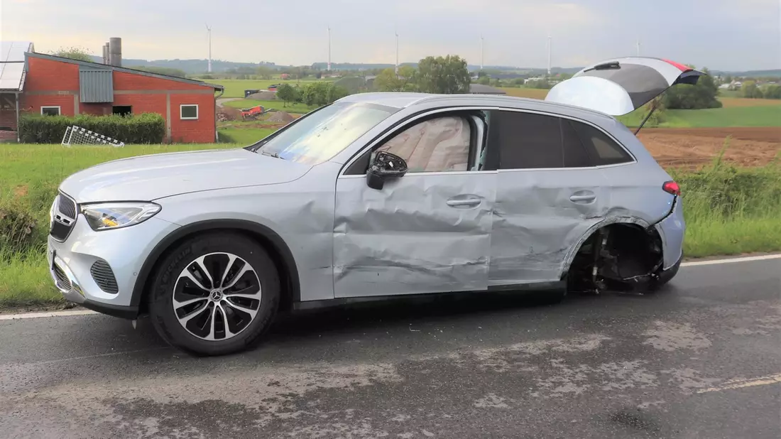 POL-HX: Zusammenstoß zwischen Lkw und Pkw - Mann schwer verletzt - Bild: presseportal.de