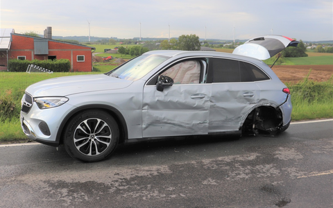 POL-HX: Zusammenstoß zwischen Lkw und Pkw - Mann schwer verletzt - Foto: presseportal.de
