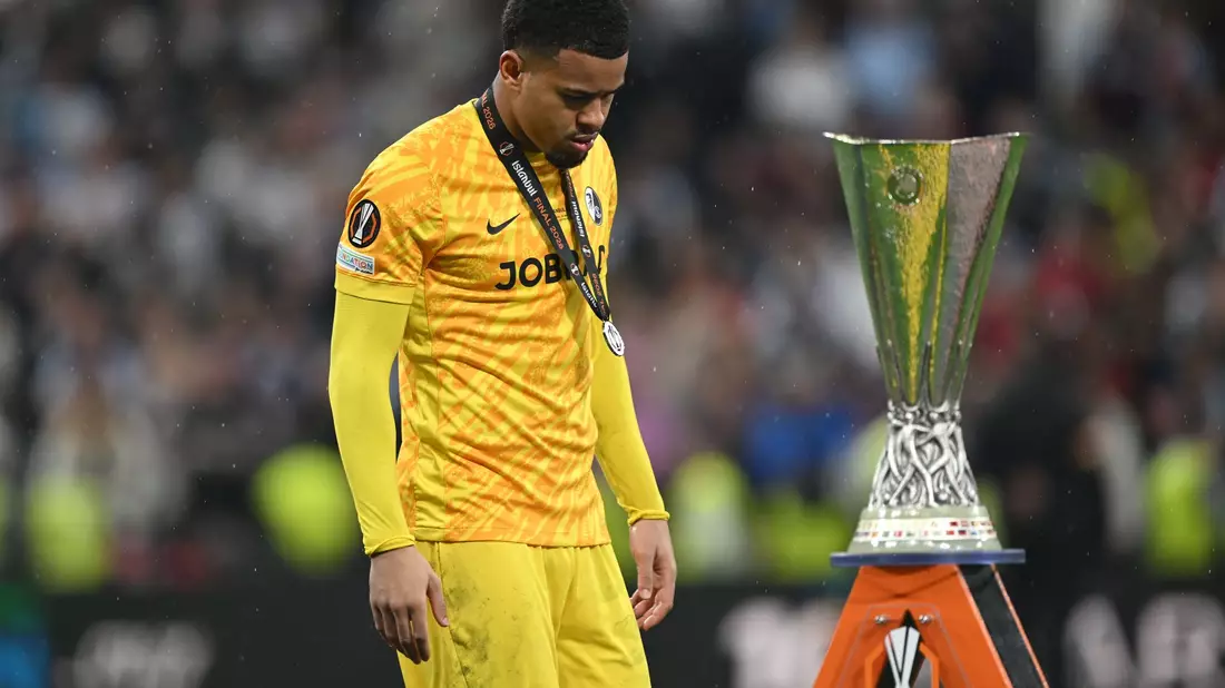 Die Trophäe war für die Freiburger um Torwart Noah Atubolu nicht erreichbar.  - Bild: Robert Michael/dpa