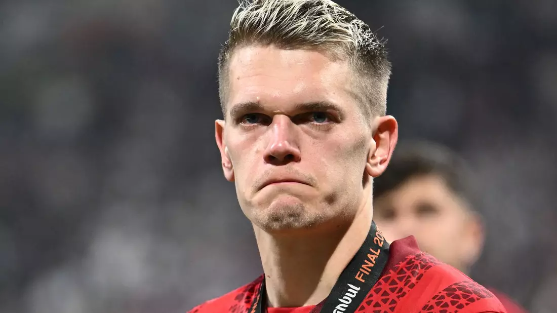Sichtlich gezeichnet von der Finalniederlage: Abwehrchef Matthias Ginter. - Bild: Robert Michael/dpa