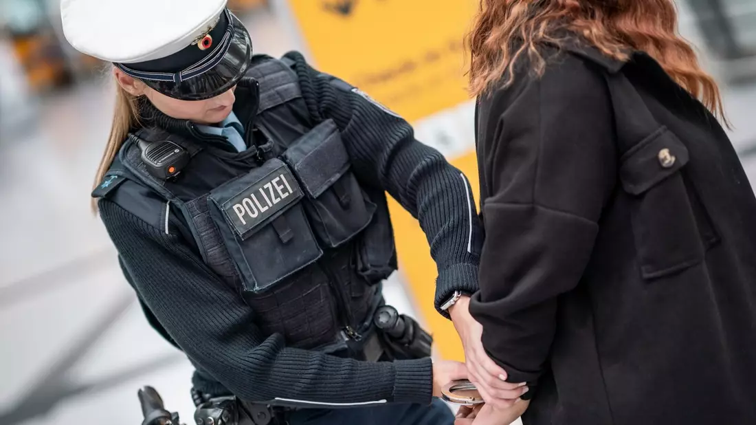 Bundespolizeidirektion München: Organisierter Drogenhandel in Albanien - Bundespolizei nimmt 34-jährige Deutsche am Flughafen München fest - Bild: presseportal.de