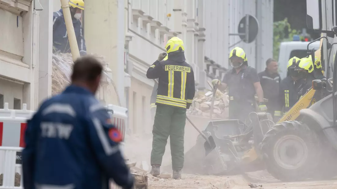 Zwei Menschen werden in den Trümmern des eingestürzten Hauses in Görlitz noch vermisst. - Bild: Sebastian Kahnert/dpa