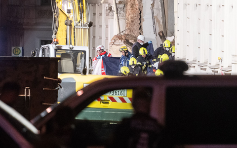 Einsatzkräfte der Feuerwehr trugen hinter Sichtschutz eine Leiche aus dem Trümmerfeld des eingestürzten Hauses. - Foto: Paul Glaser/dpa