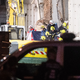 Einsatzkräfte der Feuerwehr trugen hinter Sichtschutz eine Leiche aus dem Trümmerfeld des eingestürzten Hauses. - Foto: Paul Glaser/dpa