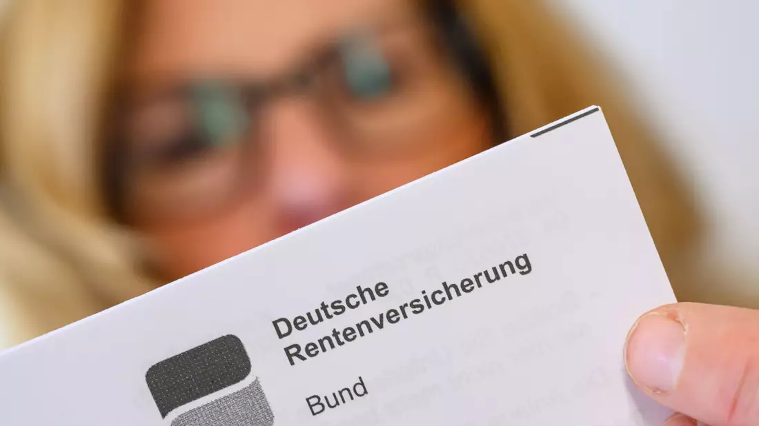 Während viele Deutsche derzeit vor dem 64. Lebensjahr aus dem Berufsleben ausscheiden, arbeiten Menschen in anderen Ländern oft bis weit über 67 hinaus. - Bild: Patrick Pleul/dpa