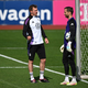 Bittere Nachricht für Oliver Baumann: Julian Nagelsmann (l) im Gespräch mit dem Hoffenheimer Torwart bei einer Trainingseinheit. (Archivbild) - Foto: Federico Gambarini/dpa