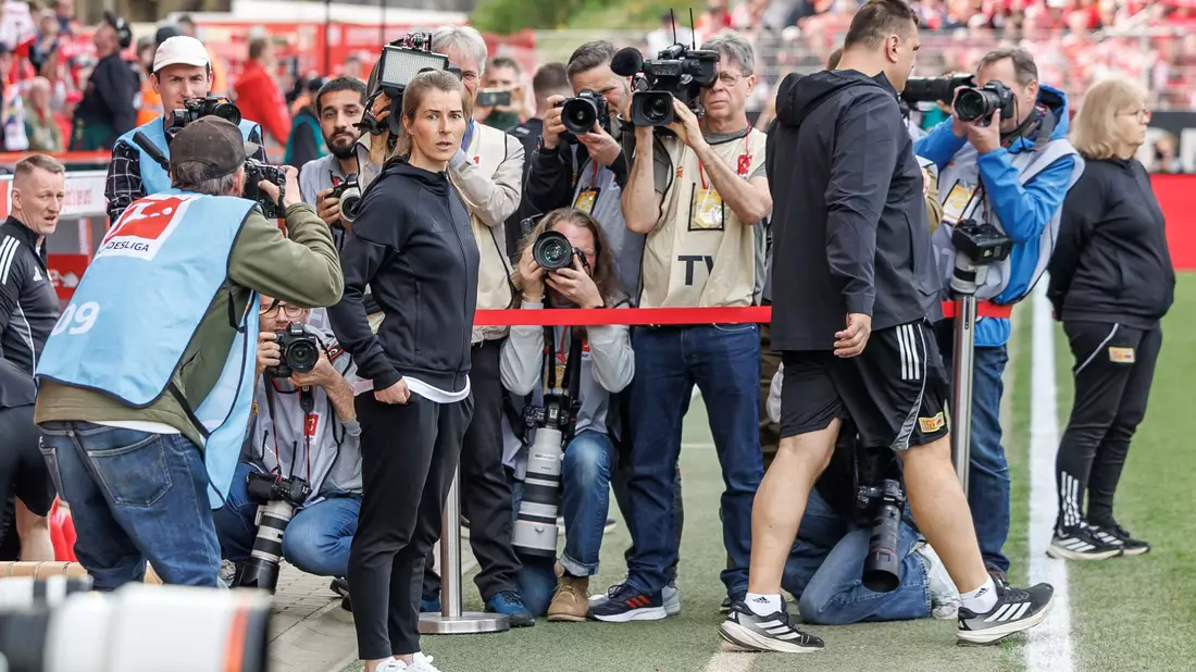 Beim Debüt in Mittelpunkt: Jeder Fotograf wollte ein Bild von Marie-Louise Eta. (Archivbild) - Bild: Andreas Gora/dpa