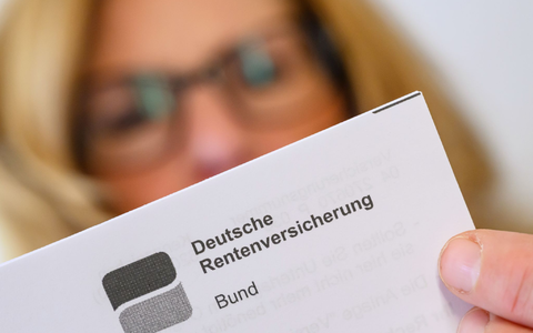  Deutsche gingen 2024 im Durchschnitt mit 64,7 Jahren in Rente.  - Foto: Patrick Pleul/dpa