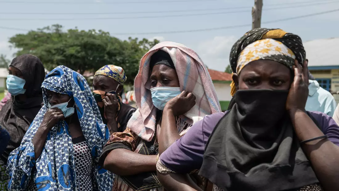 Angehörige sehen zu, wie an Ebola verstorbene Menschen aus einem Gesundheitszentrum in Rwampara, Kongo, gebracht werden. - Bild: Moses Sawasawa/AP/dpa