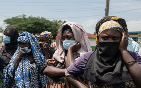 Angehörige sehen zu, wie an Ebola verstorbene Menschen aus einem Gesundheitszentrum in Rwampara, Kongo, gebracht werden. - Foto: Moses Sawasawa/AP/dpa