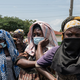 Angehörige sehen zu, wie an Ebola verstorbene Menschen aus einem Gesundheitszentrum in Rwampara, Kongo, gebracht werden. - Foto: Moses Sawasawa/AP/dpa