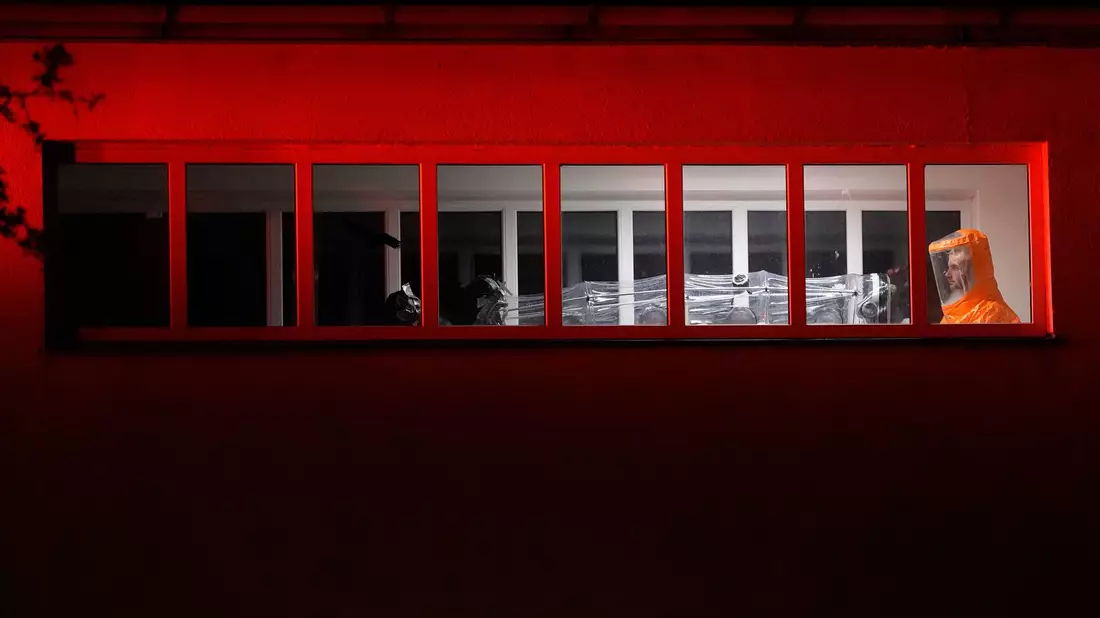 Ein US-amerikanischer Arzt, der Kontakt zu Ebola-Infizierten in Uganda hatte, ist in einem Krankenhaus in Prag angekommen. - Bild: Petr David Josek/AP/dpa