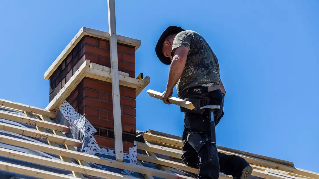 Bis 70 auf dem Dach? Gewerkschaften und Sozialverbände wehren sich gegen eine Anhebung des Renteneintrittsalters und verweisen auf viele Menschen, die körperlich schwere Arbeit machen. (Symbolbild) - Bild: Frank Hammerschmidt/dpa