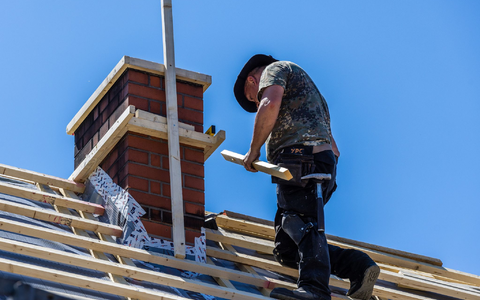 Bis 70 auf dem Dach? Gewerkschaften und Sozialverbände wehren sich gegen eine Anhebung des Renteneintrittsalters und verweisen auf viele Menschen, die körperlich schwere Arbeit machen. (Symbolbild) - Foto: Frank Hammerschmidt/dpa