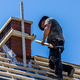 Bis 70 auf dem Dach? Gewerkschaften und Sozialverbände wehren sich gegen eine Anhebung des Renteneintrittsalters und verweisen auf viele Menschen, die körperlich schwere Arbeit machen. (Symbolbild) - Foto: Frank Hammerschmidt/dpa