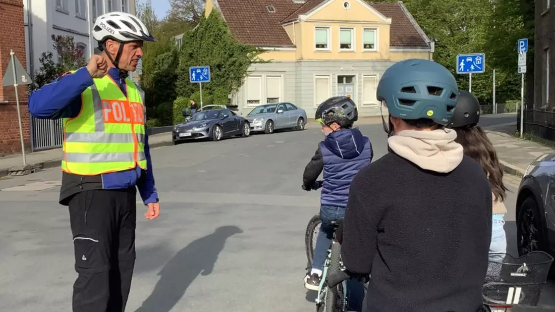 POL-NI: Nienburg - Sicher durch den Stadtverkehr: Nienburger Viertklässler meistern Fahrradtraining auf realen Straßen - Bild: presseportal.de