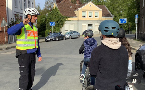 POL-NI: Nienburg - Sicher durch den Stadtverkehr: Nienburger Viertklässler meistern Fahrradtraining auf realen Straßen - Foto: presseportal.de