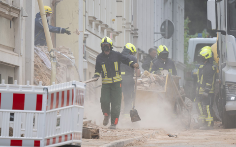 Einsatzkräfte suchen weiter nach dem dritten Vermissten, vor allem im hinteren Bereich der Trümmer. - Foto: Sebastian Kahnert/dpa