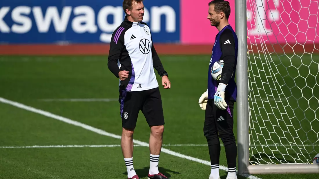 Bittere Nachricht für Oliver Baumann: Julian Nagelsmann (l) im Gespräch mit dem Hoffenheimer Torwart bei einer Trainingseinheit. (Archivbild) - Bild: Federico Gambarini/dpa