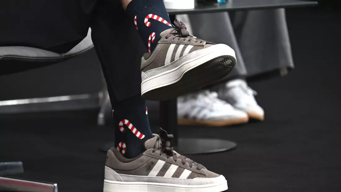 Mit Zuckerstangen-Socken kam Nagelsmann zur Kaderpräsentation.  - Bild: Federico Gambarini/dpa