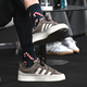 Mit Zuckerstangen-Socken kam Nagelsmann zur Kaderpräsentation.  - Foto: Federico Gambarini/dpa
