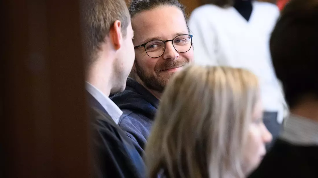 Der Autor und Aktivist Arne Semsrott wirft der Magdeburger Stadtverwaltung vor, seine Lesung in der Stadtbibliothek aus Angst vor Kritik der AfD verhindert zu haben. (Archivbild)  - Bild: Bernd von Jutrczenka/dpa