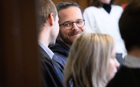 Der Autor und Aktivist Arne Semsrott wirft der Magdeburger Stadtverwaltung vor, seine Lesung in der Stadtbibliothek aus Angst vor Kritik der AfD verhindert zu haben. (Archivbild)  - Foto: Bernd von Jutrczenka/dpa