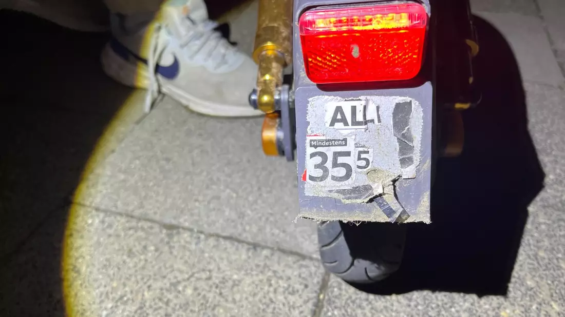 POL-AC: E-Scooter-Fahrer mit selbstgemachtem Kennzeichen gestoppt: Kontrolle endet mit unfreiwilligem Nachtspaziergang - Bild: presseportal.de