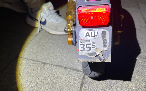 POL-AC: E-Scooter-Fahrer mit selbstgemachtem Kennzeichen gestoppt: Kontrolle endet mit unfreiwilligem Nachtspaziergang - Foto: presseportal.de
