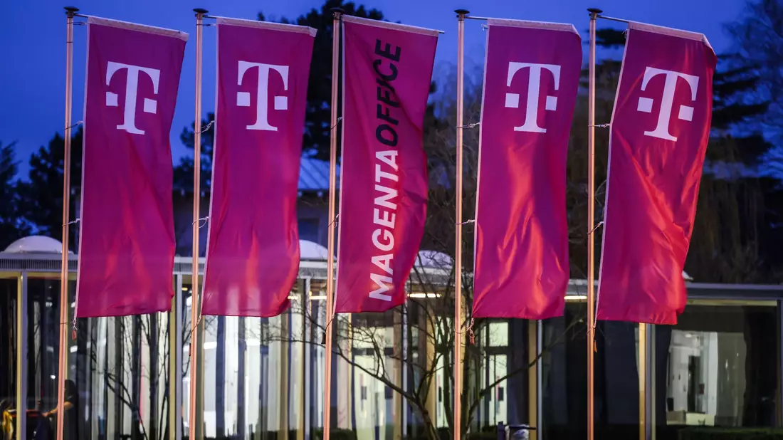 Bei der Telekom gibt es Grund zur Freude: Der Magenta-Konzern hat einen KI-Auftrag des Bundes an Land gezogen. (Archivbild) - Bild: Oliver Berg/dpa