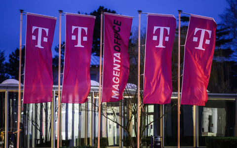 Bei der Telekom gibt es Grund zur Freude: Der Magenta-Konzern hat einen KI-Auftrag des Bundes an Land gezogen. (Archivbild) - Foto: Oliver Berg/dpa
