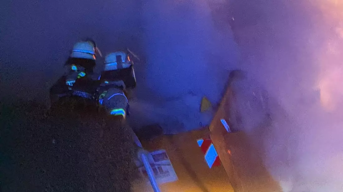FW Weinheim: Feuerwehreinsatz in der Nacht: Brennender Container in Weinheim gelöscht - Bild: presseportal.de