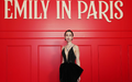 Was Emily (Lily Collins) in der letzten Staffel wohl erleben wird? (Archivbild) - Foto: Aurelien Morissard/AP/dpa