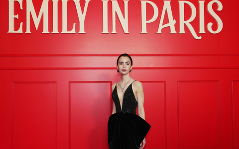 Was Emily (Lily Collins) in der letzten Staffel wohl erleben wird? (Archivbild) - Foto: Aurelien Morissard/AP/dpa