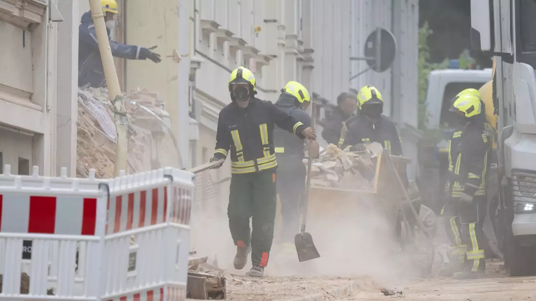 In den Trümmern wurde eine dritte Leiche gefunden.  - Bild: Sebastian Kahnert/dpa